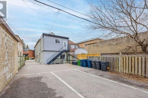 Living room - 29 Bernice Crescent, Toronto, ON M6N1W7 Photo 2