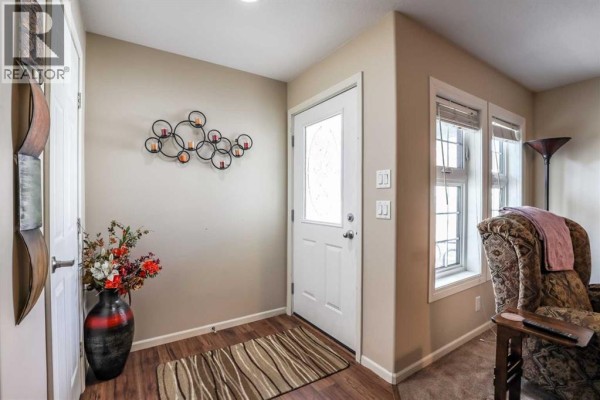 Living room - 29 Chartwell Place Se, Medicine Hat, AB T1B0E2 Photo 5