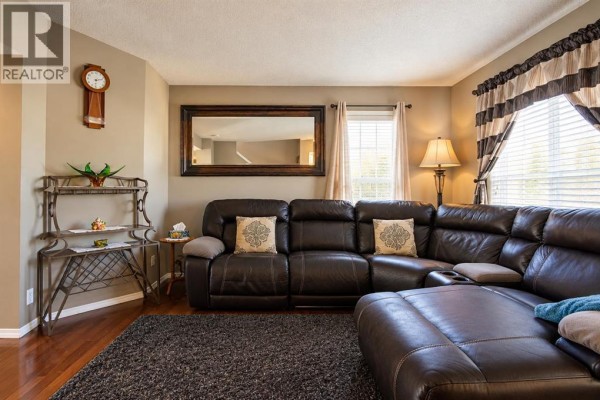 Primary Bedroom - 29 Elgin Mews Se, Calgary, AB T2Z4J9 Photo 5