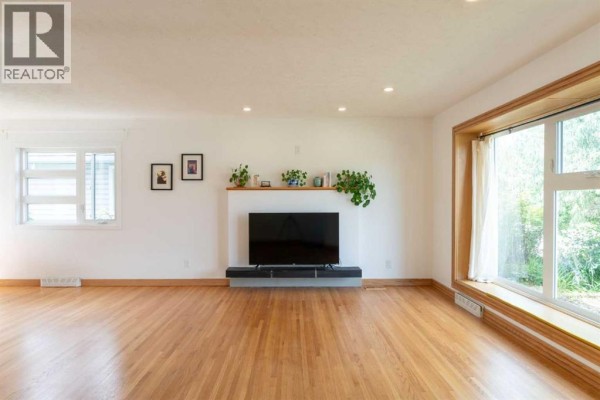 4pc Bathroom - 29 Hillary Crescent Sw, Calgary, AB T2V3J3 Photo 4
