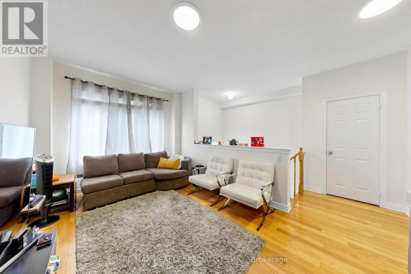 Living room - 29 Rockbrook Trail, Brampton, ON L7A4H8 Photo 4