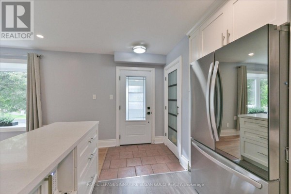 Kitchen - 29 Topham Road, Toronto, ON M4B3K3 Photo 3