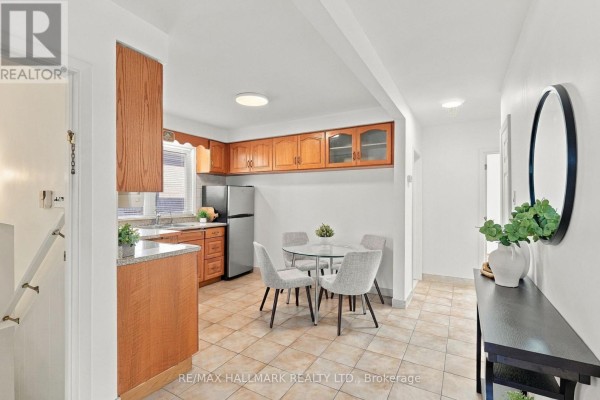 Kitchen - 29 Willowbrook Road, Toronto, ON M8Z4A8 Photo 3