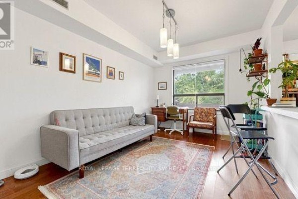 Living room - 29 Winchester Street, Toronto, ON M4X1A6 Photo 4