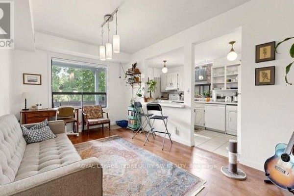 Kitchen - 29 Winchester Street, Toronto, ON M4X1A6 Photo 5