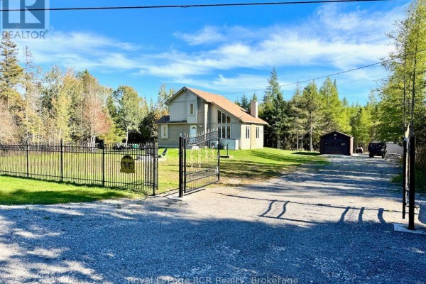 Great room - 290 Myles Bay Shore Road, Northern Bruce Peninsula, ON N0H1W0 Photo 2