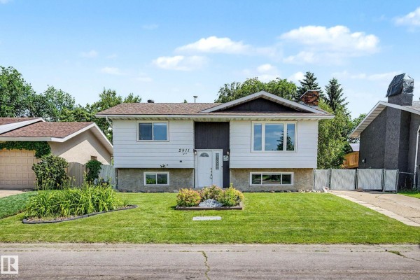 Kitchen - 2911 83 St Nw, Edmonton, AB T6K3A4 Photo 3