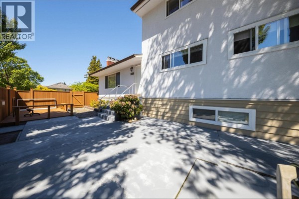 2911 E 51st Avenue, Vancouver, BC V5S1R7 Photo 2