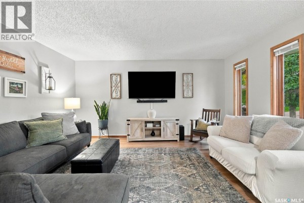 Living room - 2930 Kutarna Crescent, Regina, SK S4V0T3 Photo 4