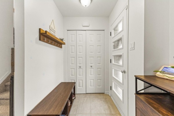 Entranceway with a wooden bench, coat rack, tiled floor, and a modern door with glass panels. - 294 Rue Des Becs-scie, Gatineau