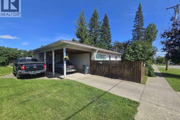 Living room - 2940 2nd Avenue, Prince George, BC V2M1E8 Photo 2