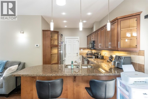 5pc Ensuite bath - 296 Kinney Avenue Unit# 104, Penticton, BC V2A3N9 Photo 4