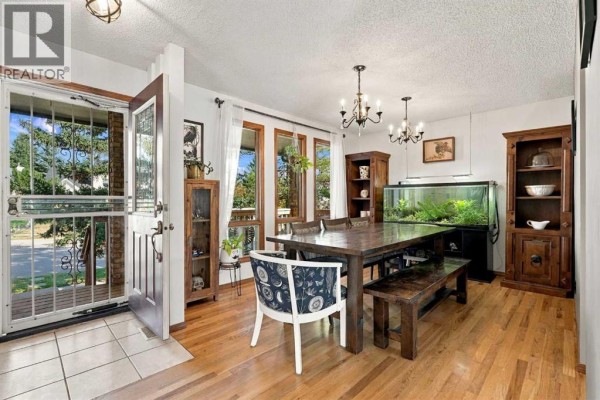 Living room - 296 Woodbine Boulevard Sw, Calgary, AB T2W4K7 Photo 5