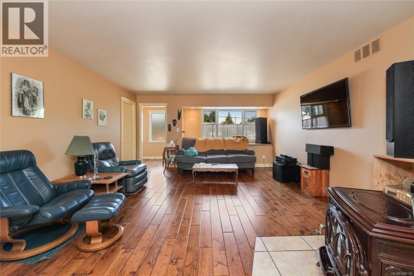 Living room - 2961 Pickford Rd, Colwood, BC V9B2K8 Photo 5