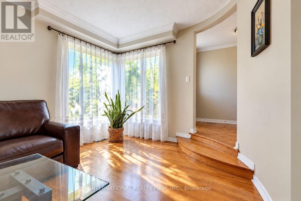 Family room - 297 Kingsbridge Garden, Mississauga, ON L5R1L2 Photo 3
