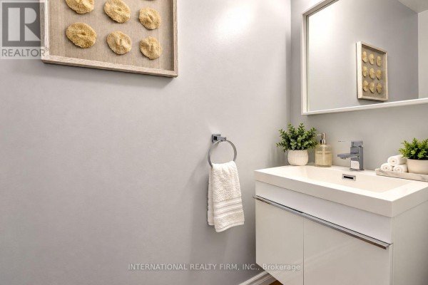 Kitchen - 297 Kingsbridge Garden, Mississauga, ON L5R1L2 Photo 4