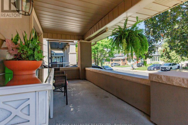 Primary Bedroom - 297 Strathmore Boulevard, Toronto, ON M4J1P9 Photo 4