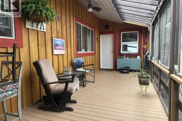 Family room - 2977 Amarillo Road, 150 Mile House, BC V0K2G0 Photo 5