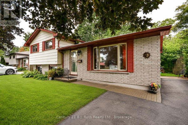 Living room - 299 Bay Street, Orillia, ON L3V3X2 Photo 2