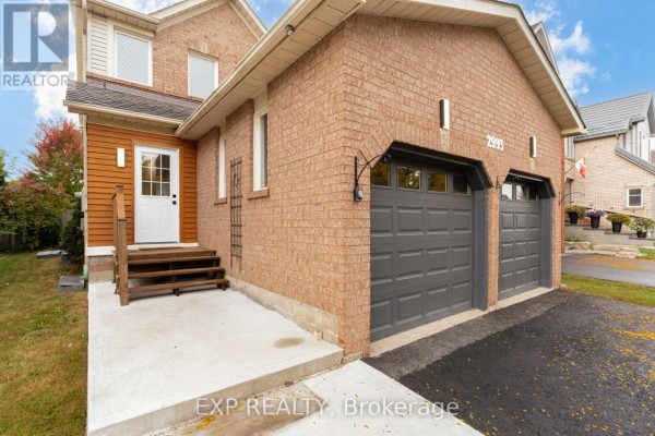 Close-up of the entrance and double garage doors of a brick house. - 2993 Gulfstream Way, Mississauga