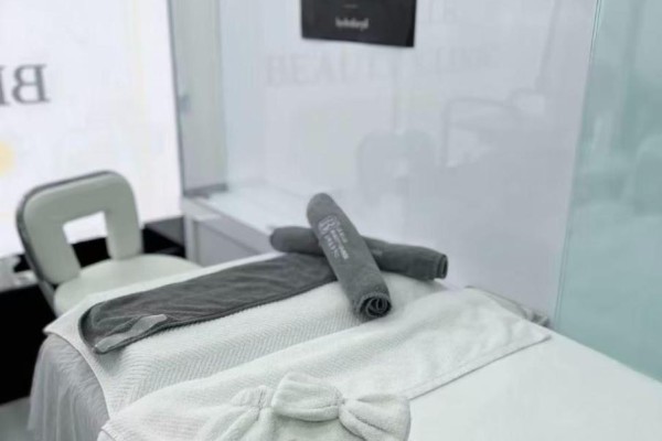 A massage table with rolled towels and a white headband with a bow. - 2n - 26 Bellair Street, Toronto