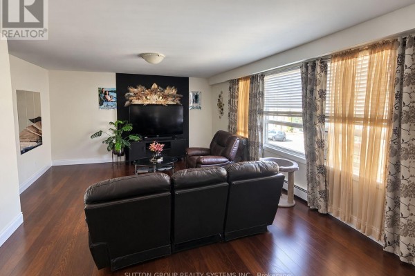 Dining room - #1- 2nd Floor Front Apart - 2601 Eglinton Avenue W, Toronto, ON M6M1T3 Photo 2