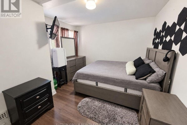Bathroom - #1- 2nd Floor Front Apart - 2601 Eglinton Avenue W, Toronto, ON M6M1T3 Photo 5