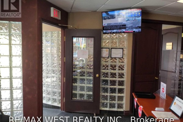 2nd Flr Ne - 1015 Bloor Street W, Toronto, ON M6H1M1 Photo 3