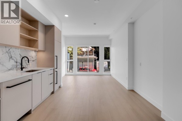 2xx 422 E 3rd Street, North Vancouver, BC, photo 2