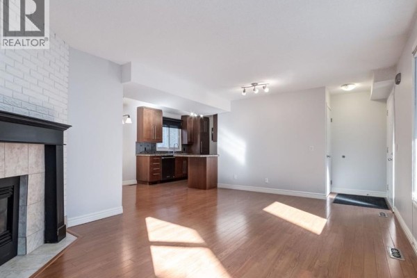 Living room - 3, 123 13 Avenue Ne, Calgary, AB T2E1B5 Photo 5