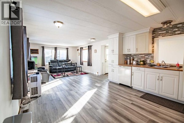 Living room - 3, 5344 76 Street, Red Deer, AB T4P2A6 Photo 4