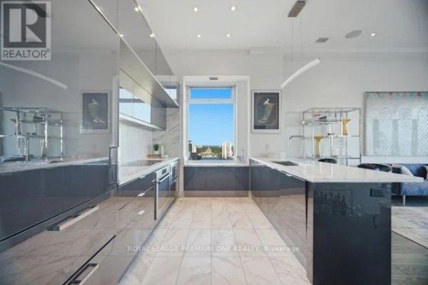 Kitchen - 1903 - 111 St Clair Avenue W, Toronto, ON M4V1N5 Photo 3