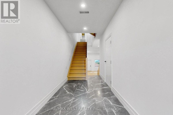 Living room - 3 - 2639r Dundas Street W, Toronto, ON M6P1X9 Photo 3