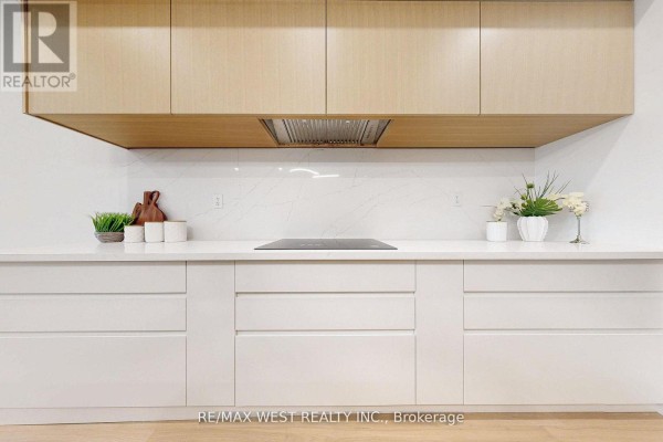 Kitchen - 3 - 2639r Dundas Street W, Toronto, ON M6P1X9 Photo 5