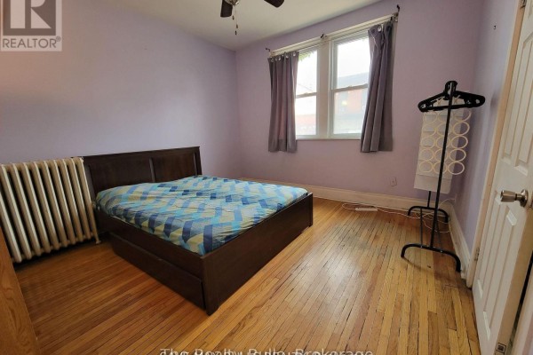 Bedroom 2 - 3 - 285 King Street W, Hamilton, ON L8P1B2 Photo 5