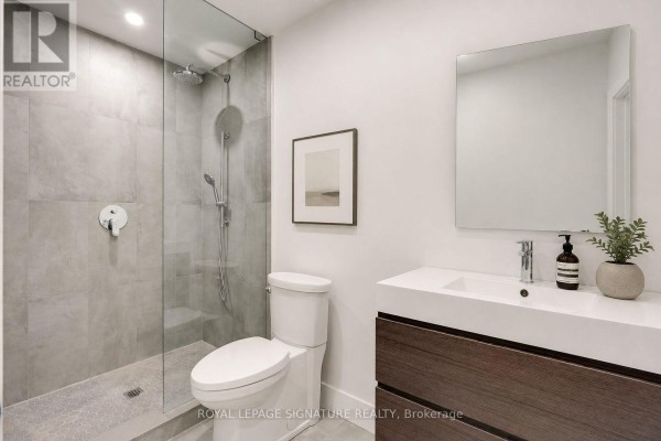 3 - 390 Palmerston Boulevard, Toronto, ON M6G2N6 Photo 4