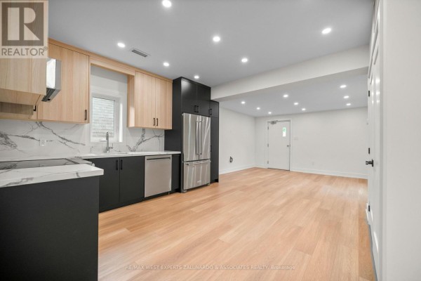 Living room - 3 - 412 Glenholme Avenue, Toronto, ON M6E3E7 Photo 2