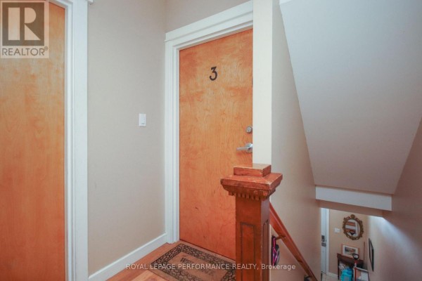 Living room - 3 - 736 Cooper Street E, Ottawa, ON K1R5J6 Photo 2
