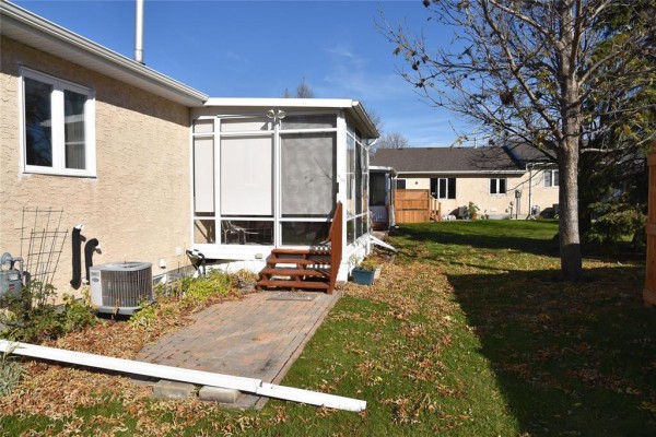 Kitchen - 3 1 Waterfront Road, Winnipeg, MB R3X1V1 Photo 3