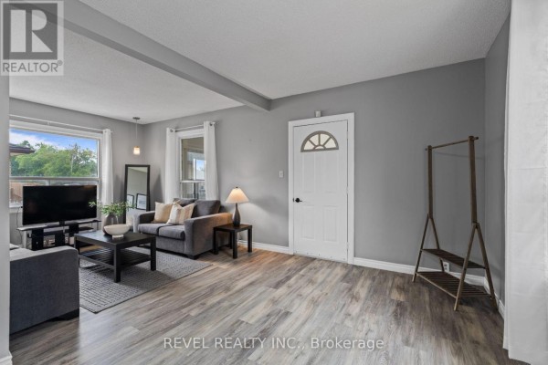 Primary Bedroom - 3 1/2 Dundonald Street, St  Catharines, ON L2P2A8 Photo 5