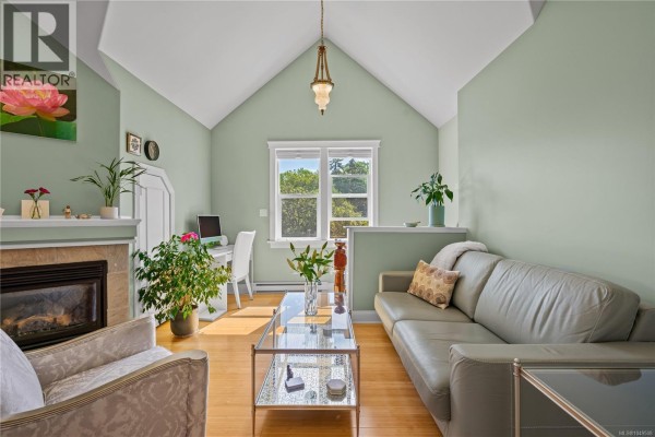 Living room/Dining room - 3 1376 Pandora Ave, Victoria, BC V8R1A3 Photo 5