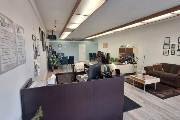3 162 Harrison Ave, Parksville, BC, photo 2