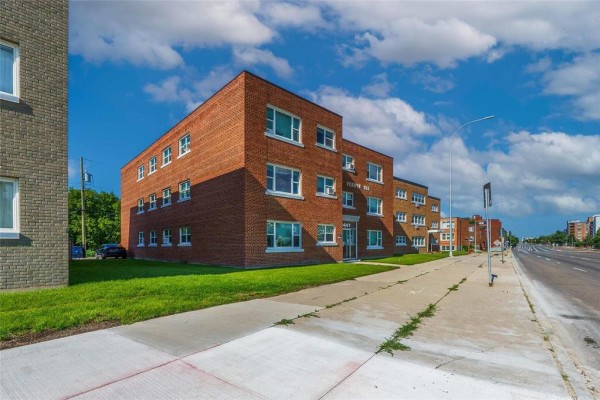 Living room - 3 2441 Portage Avenue, Winnipeg, MB R3J0N3 Photo 2