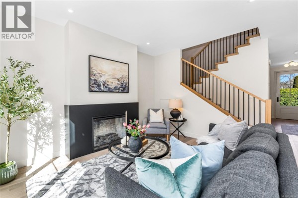 2 3333 Henderson Rd, Oak Bay, BC, photo 2