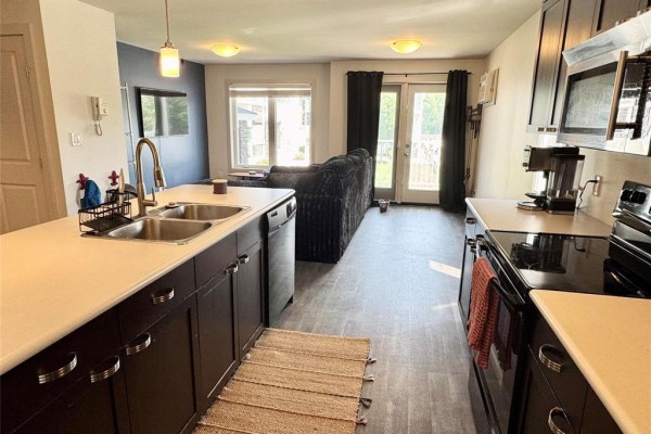 Kitchen - 3 37 Willow Street, Mitchell, MB R5G1J1 Photo 5