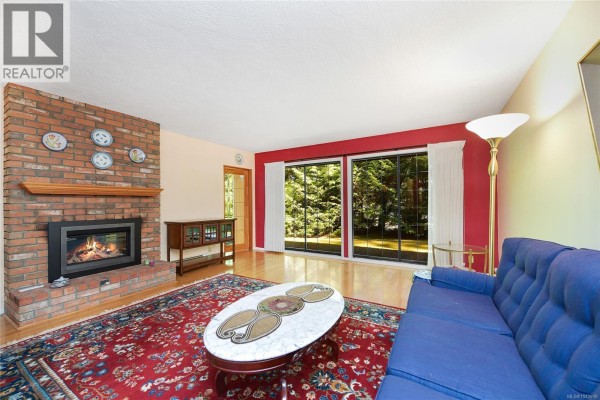 Bedroom - 3 4631 Lochside Dr, Saanich, BC V8Y2S9 Photo 4
