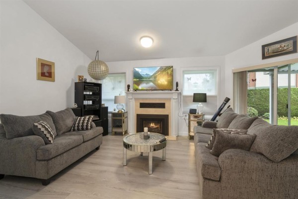 Living room - 3 9515 Woodbine Street, Chilliwack Proper East, Chilliwack, BC V2P7T1 Photo 2