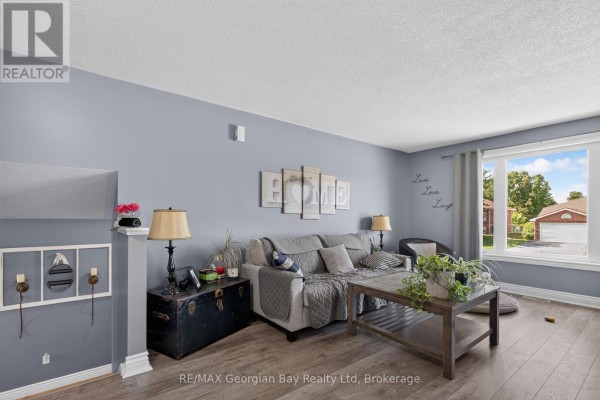 Living room - 3 Copeland Street, Penetanguishene, ON L9M1K3 Photo 3