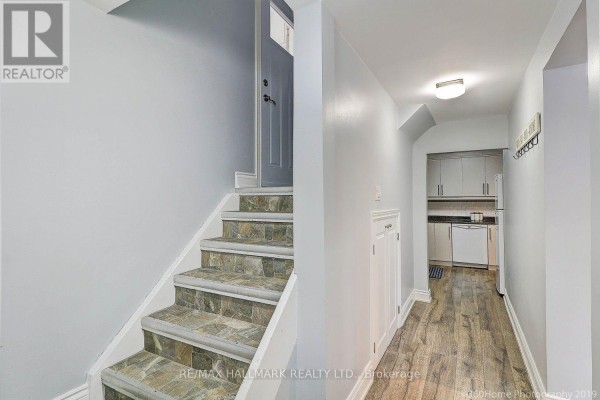 3 Cosburn Avenue, Toronto, ON M4K2E6 Photo 3