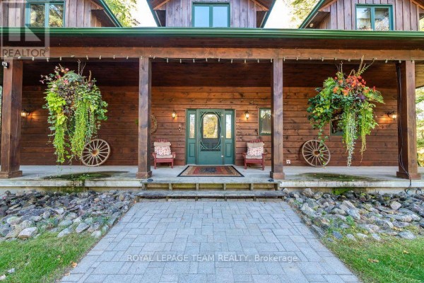 Close-up of the wooden porch entrance with hanging flower baskets and two chairs. - 3 Dam Road, Brudenell, Lyndoch And Raglan